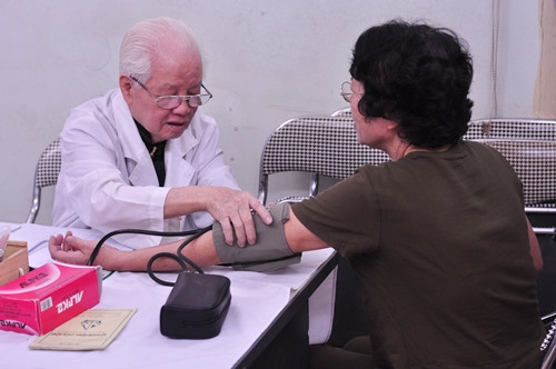  Bác sĩ Lê Thanh Thước khám sức khỏe cho bệnh nhân. Ảnh: Lê Anh