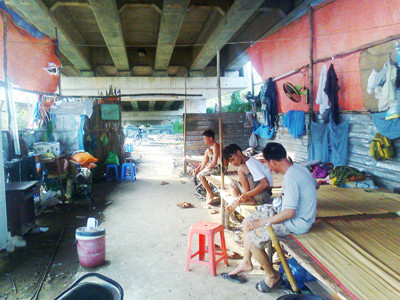 Sống dưới gầm cầu ở Nhà Bè. Sống dưới gầm cầu ở Nhà Bè