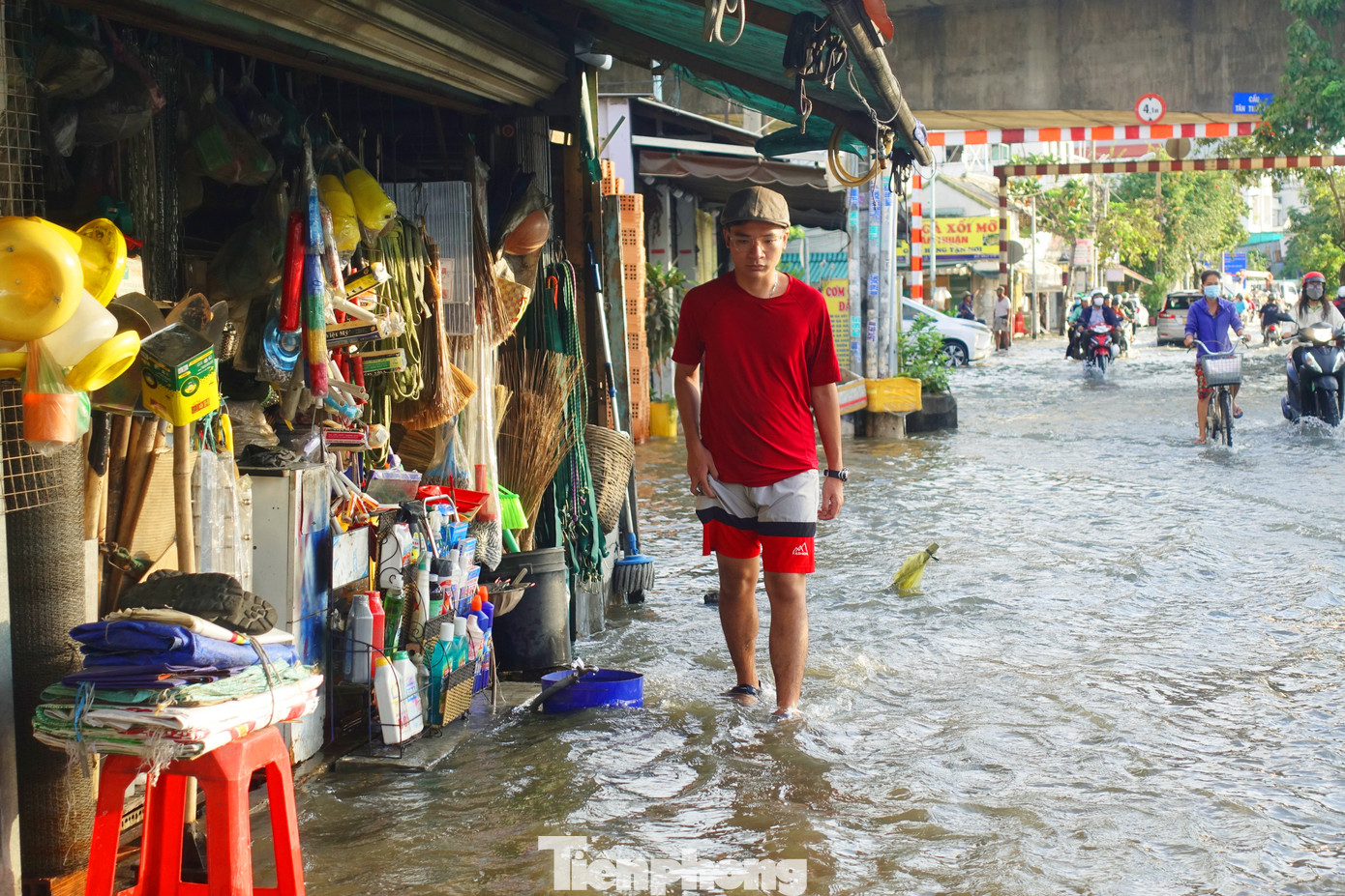 Người dân lội bì bõm trên đường. Người dân lội bì bõm trên đường.