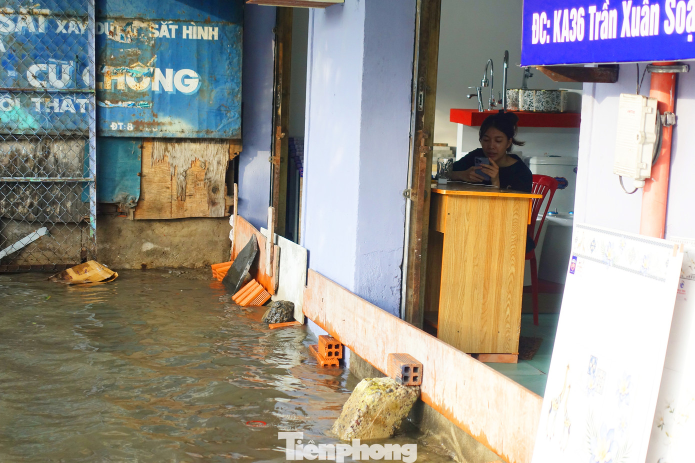 Người dân phải đặt các tấm chắn trước cửa để ngăn nước tràn vào nhà. Người dân phải đặt các tấm chắn trước cửa để ngăn nước tràn vào nhà.