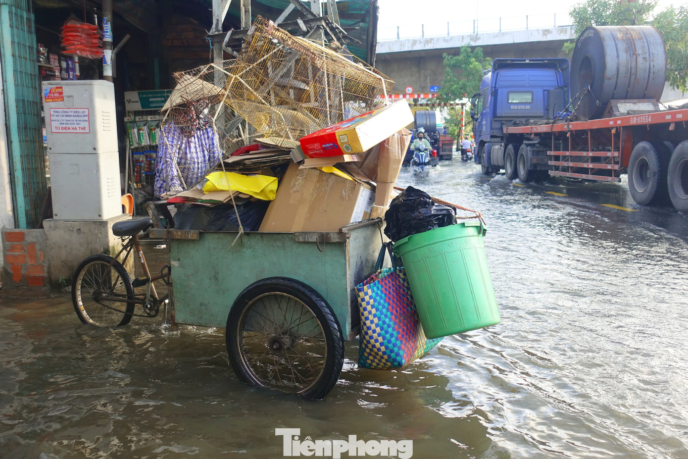 Nước ngập khiến giao thông qua khu vực gặp nhiều khó khăn. Nước ngập khiến giao thông qua khu vực gặp nhiều khó khăn.