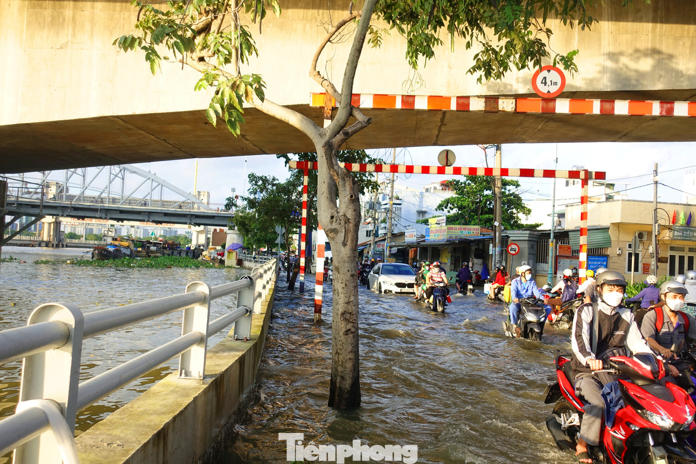 Mực nước kênh Tẻ dâng cao đến ngang mặt đường Trần Xuân Soạn. Mực nước kênh Tẻ dâng cao đến ngang mặt đường Trần Xuân Soạn.