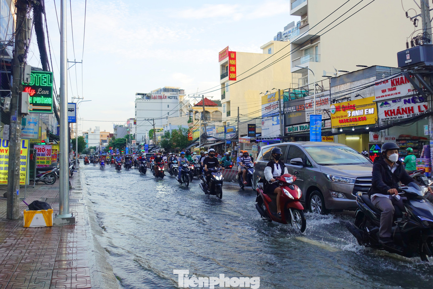 Ngoài khu vực đường Trần Xuân Soạn ngập sâu, theo ghi nhận của PV, một số đoạn trên đường Nguyễn Thị Thập, Mai Văn Vĩnh (quận 7) và Huỳnh Tấn Phát (huyện Nhà Bè) cũng bị ngập nhẹ, làm ảnh hưởng đến giao thông qua khu vực trong giờ tan tầm. (Ảnh ghi nhận tại khu vực đường Huỳnh Tấn Phát) Ngoài khu vực đường Trần Xuân Soạn ngập sâu, theo ghi nhận của PV, một số đoạn trên đường Nguyễn Thị Thập, Mai Văn Vĩnh (quận 7) và Huỳnh Tấn Phát (huyện Nhà Bè) cũng bị ngập nhẹ, làm ảnh hưởng đến giao thông qua khu vực trong giờ tan tầm. (Ảnh ghi nhận tại khu vực đường Huỳnh Tấn Phát)