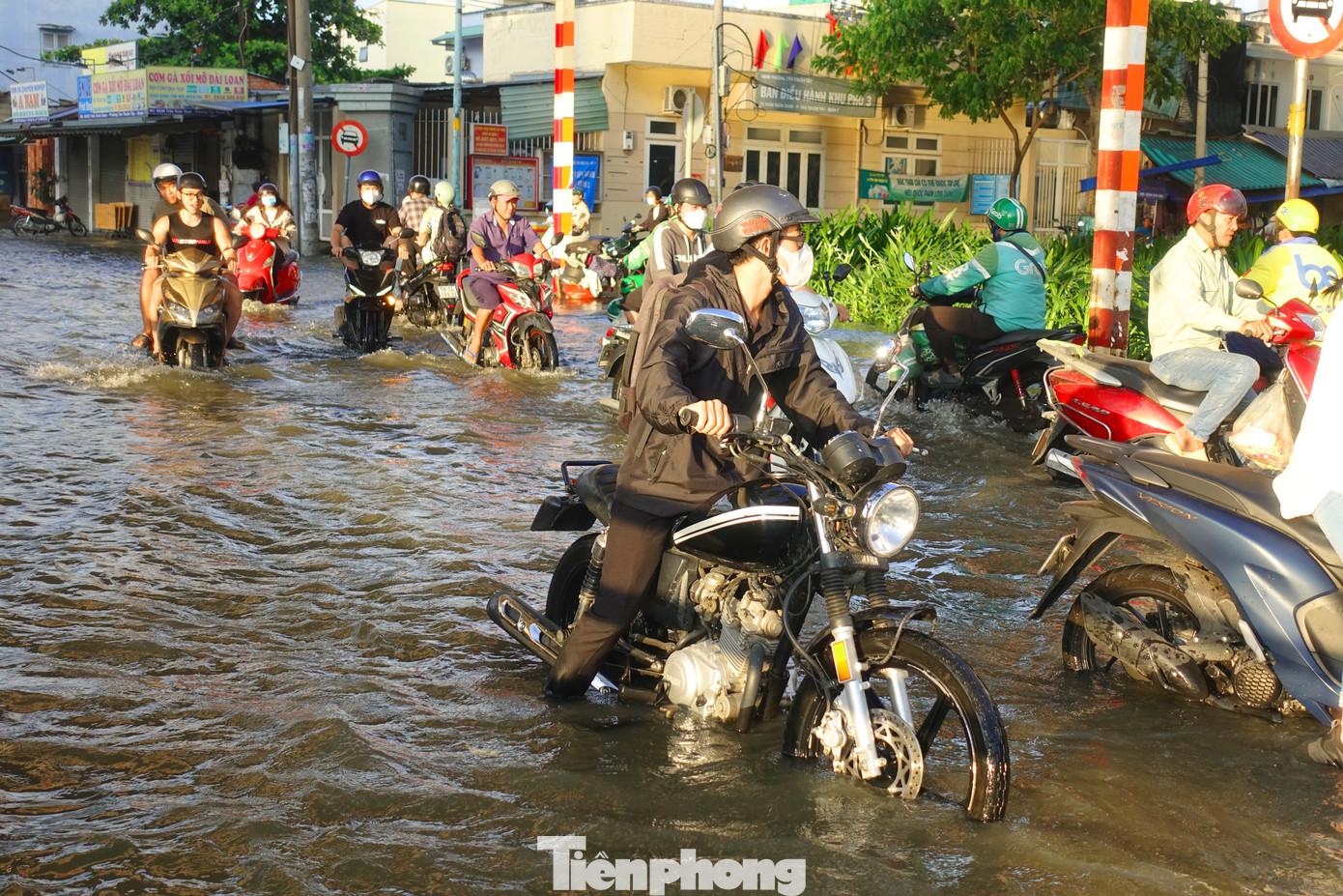 Một số phương tiện bị “chết máy” vì ngập nước. Một số phương tiện bị “chết máy” vì ngập nước.