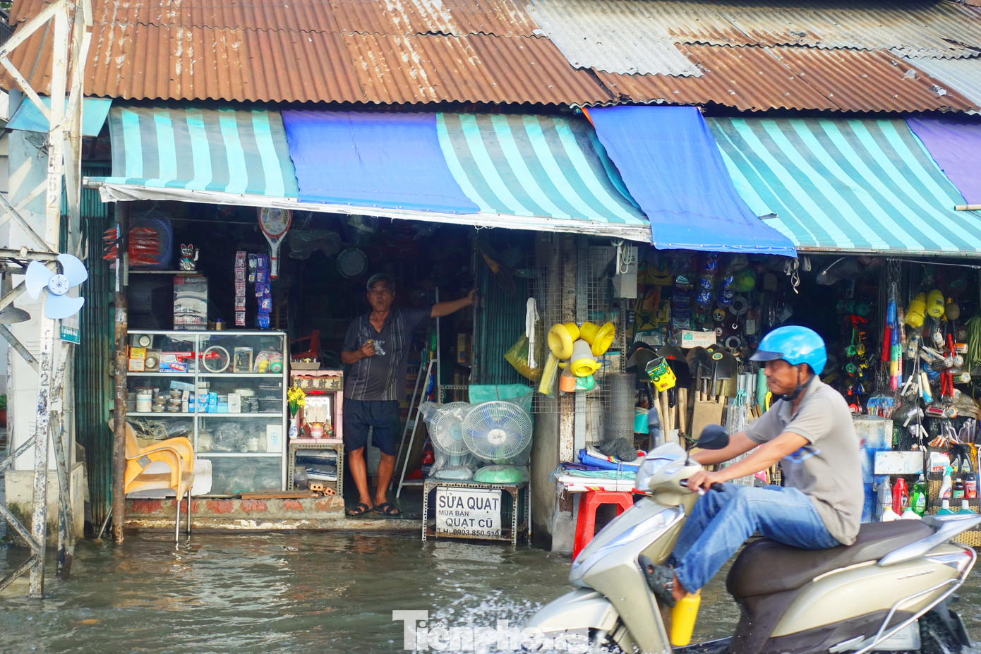 "Nền đất ở khu vực này khá thấp, mỗi năm từ tháng 8 đến tháng 10, tháng 11 âm lịch hầu như đều bị ngập bởi các kỳ triều cường đầu và giữa tháng. Ngập nước khiến việc kinh doanh bị ảnh hưởng rất nhiều"- ông Nguyễn Văn Bá (ngụ đường Trần Xuân Soạn, quận 7) cho biết. "Nền đất ở khu vực này khá thấp, mỗi năm từ tháng 8 đến tháng 10, tháng 11 âm lịch hầu như đều bị ngập bởi các kỳ triều cường đầu và giữa tháng. Ngập nước khiến việc kinh doanh bị ảnh hưởng rất nhiều"- ông Nguyễn Văn Bá (ngụ đường Trần Xuân Soạn, quận 7) cho biết.