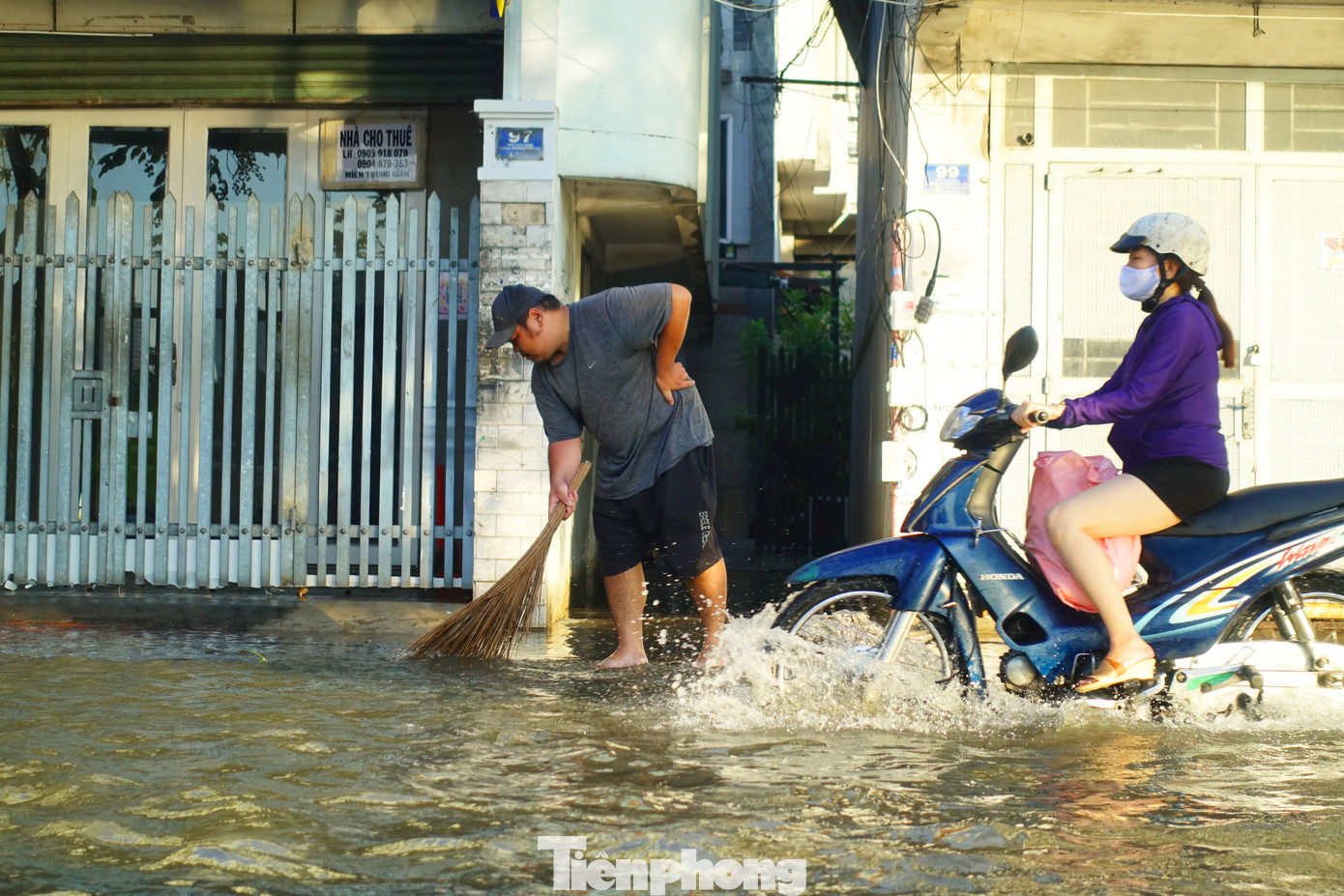 Người dân túc trực quét dọn rác bị trôi dạt vào cửa nhà. Người dân túc trực quét dọn rác bị trôi dạt vào cửa nhà.