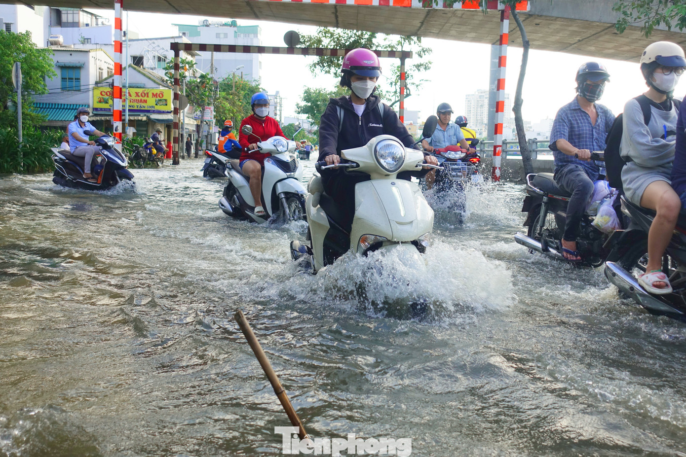 Nước ngập sâu, người dân phải cắm các cọc "báo hiệu" ở nơi miệng cống để người và phương tiện né tránh. Nước ngập sâu, người dân phải cắm các cọc "báo hiệu" ở nơi miệng cống để người và phương tiện né tránh.