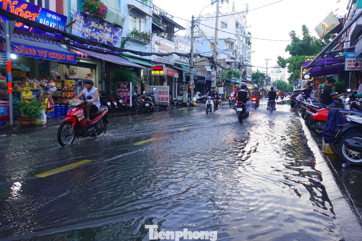 Một đoạn đường Mai Văn Vĩnh (quận 7) bị ngập do triều cường. Một đoạn đường Mai Văn Vĩnh (quận 7) bị ngập do triều cường.