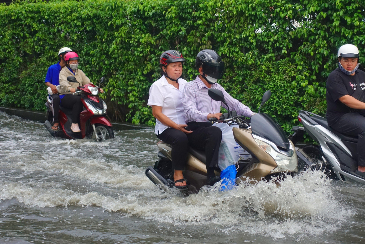 Ngập do triều cường tại TPHCM vào chiều 29/9. Ảnh: Hữu Huy