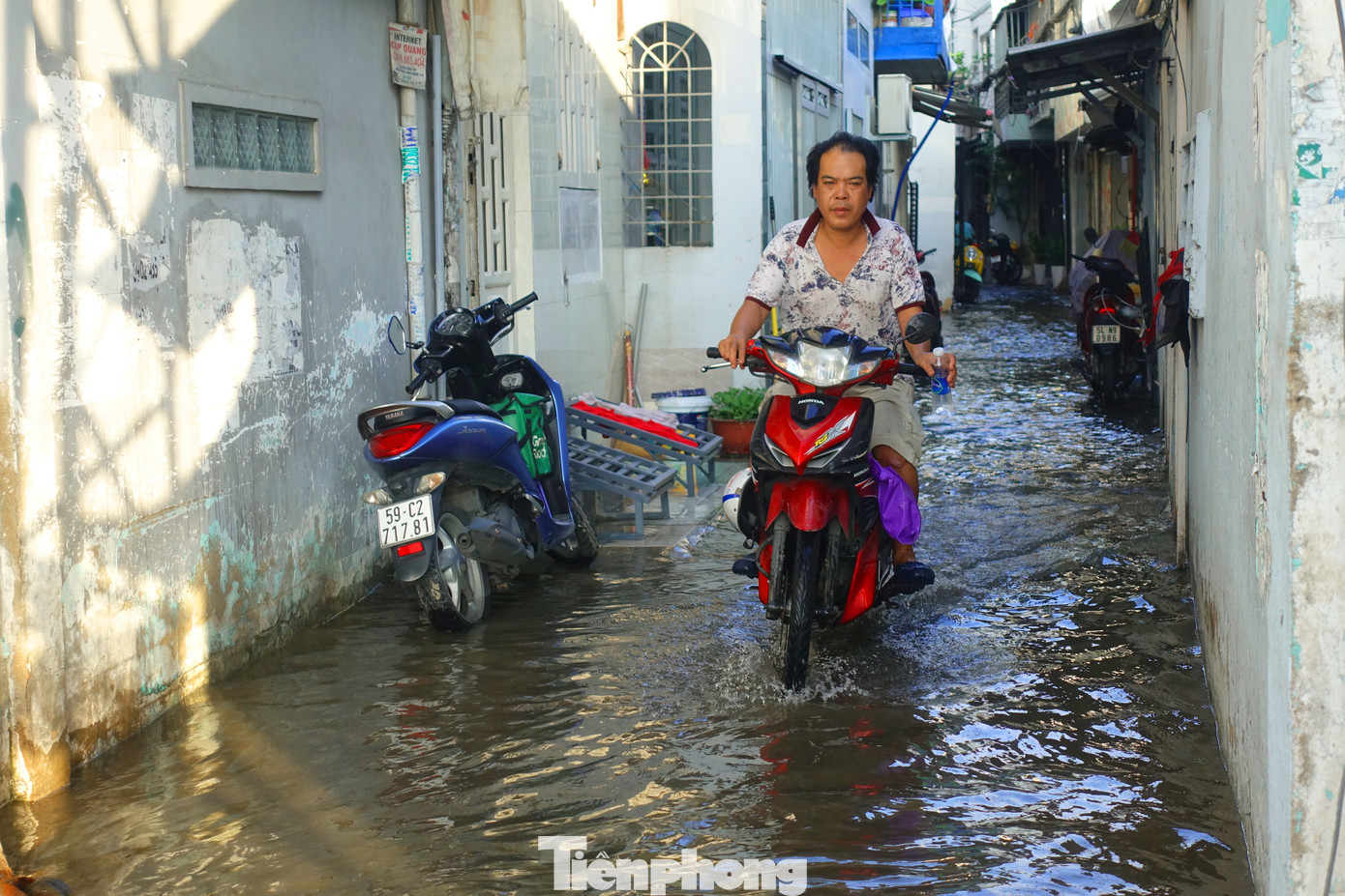 Nước dâng cao tràn vào hẻm số 67 đường Trần Xuân Soạn. Nước dâng cao tràn vào hẻm số 67 đường Trần Xuân Soạn.