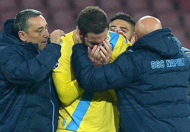 Higuain đã bật khóc nức nở sau trận đấu vì số phận nghiệt ngã mà anh và các đồng đội ở Napoli phải chịu đựng.