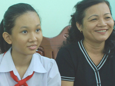 Hiếu Hiền cùng cô hiệu trưởng Hồ Thị Bích Trâm vui mừng khi biết em được cấp chung cư. Ảnh: V.Hùng (Tuổi Trẻ). Hiếu Hiền cùng cô hiệu trưởng Hồ Thị Bích Trâm vui mừng khi biết em được cấp chung cư. Ảnh: V.Hùng (Tuổi Trẻ)