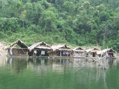 Ảnh: 1,2,3: Xóm tự phát trên lòng hồ thủy điện Bản Vẽ ở xã Hữu Khuông, Tương Dương Ảnh: P.V