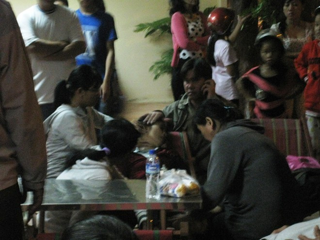 Từ trưa đến 10h tối ngày 29/12, họ không ăn được gì vì quá lo lắng cho con. Bài viết: http://news.zing.vn/Ngat-xiu-cho-tin-con-mat-tich-o-bien-Can-Gio-post381410.html#home_featured.noibat Nguồn Zing News 