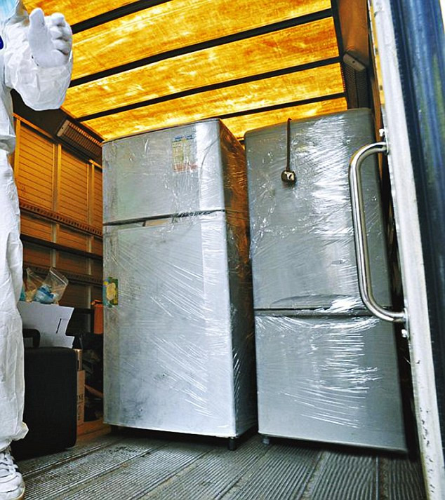 Hai chiếc tủ lạnh chứa các bộ phận thi thể nạn nhân. Nguồn: Daily Mail.