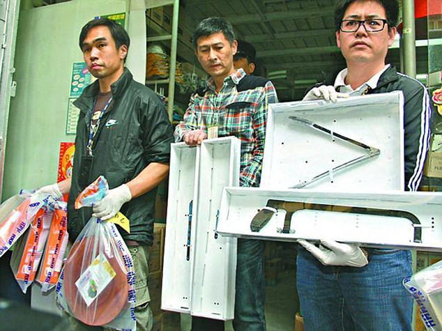 Cảnh sát trưng các hung khí Henry Chau Hoi-leung dùng để sát hại bố mẹ sau khi mời họ tới ăn tối tại căn hộ của bạn mình là Tse Chun-kei. Nguồn: Daily Mail.