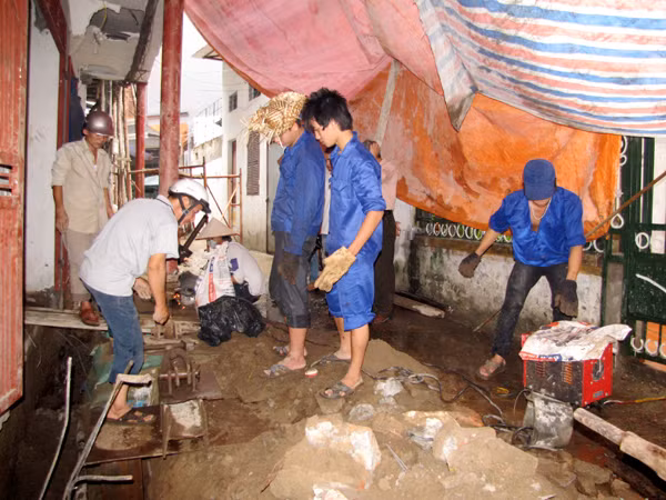 Các công nhân của công ty xử lý lún nứt Việt Nam bắt tay vào khắc phục sự cố