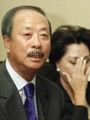 Ông Nguyễn Cao Kỳ và vợ, bà Lê Kim, trong chuyến về Việt Nam năm 2004. Ảnh: Getty Images