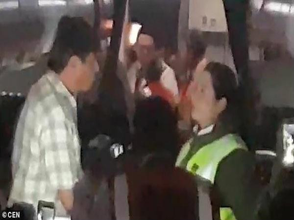 Bản tin 8H: Bảo mẫu dùng khăn trùm đầu, đánh tới tấp em bé 7 tháng ảnh 2