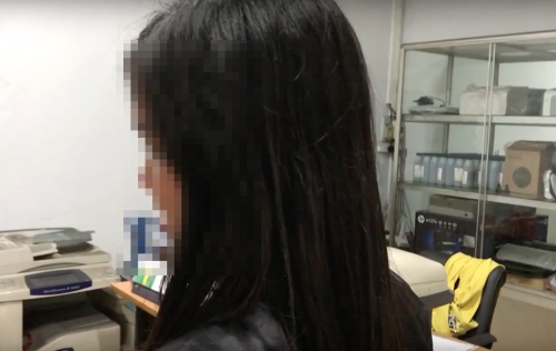 Bản tin 14H: Cột bê tông xuyên dọc ô tô, tài xế thoát chết thần kỳ ảnh 1