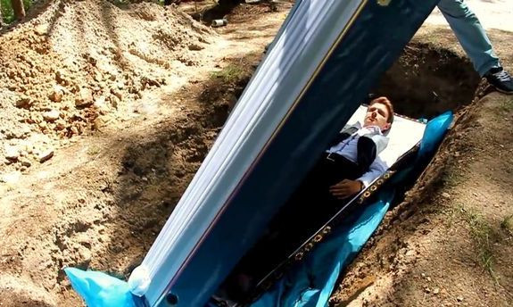 Rùng rợn phương pháp trị liệu tâm lý bằng cách… chôn sống ảnh 3