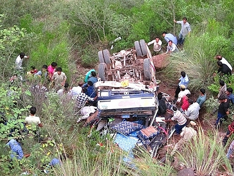 Bản tin 14H: Mercedes nát bươm sau khi lật nhào nhiều vòng trên đường ảnh 3