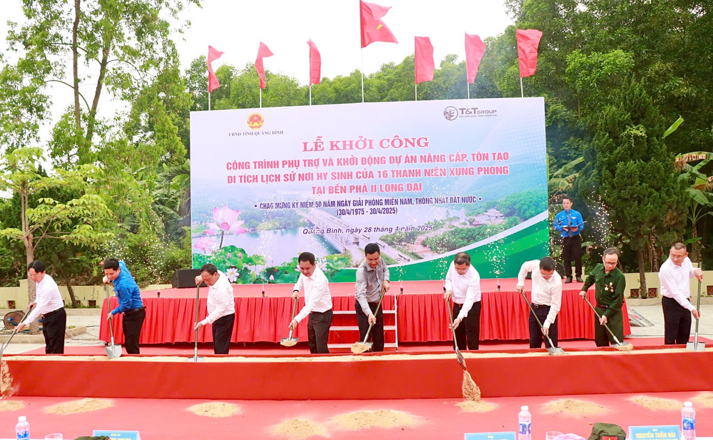 Các đại biểu thực hiện nghi lễ khởi công. Các đại biểu thực hiện nghi lễ khởi công.