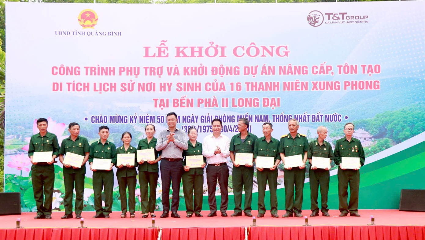 Bí thư Tỉnh ủy Quảng Bình Lê Ngọc Quang tặng quà cho các cựu chiến binh, cựu TNXP và nhân chứng lịch sử. Bí thư Tỉnh ủy Quảng Bình Lê Ngọc Quang tặng quà cho các cựu chiến binh, cựu TNXP và nhân chứng lịch sử.