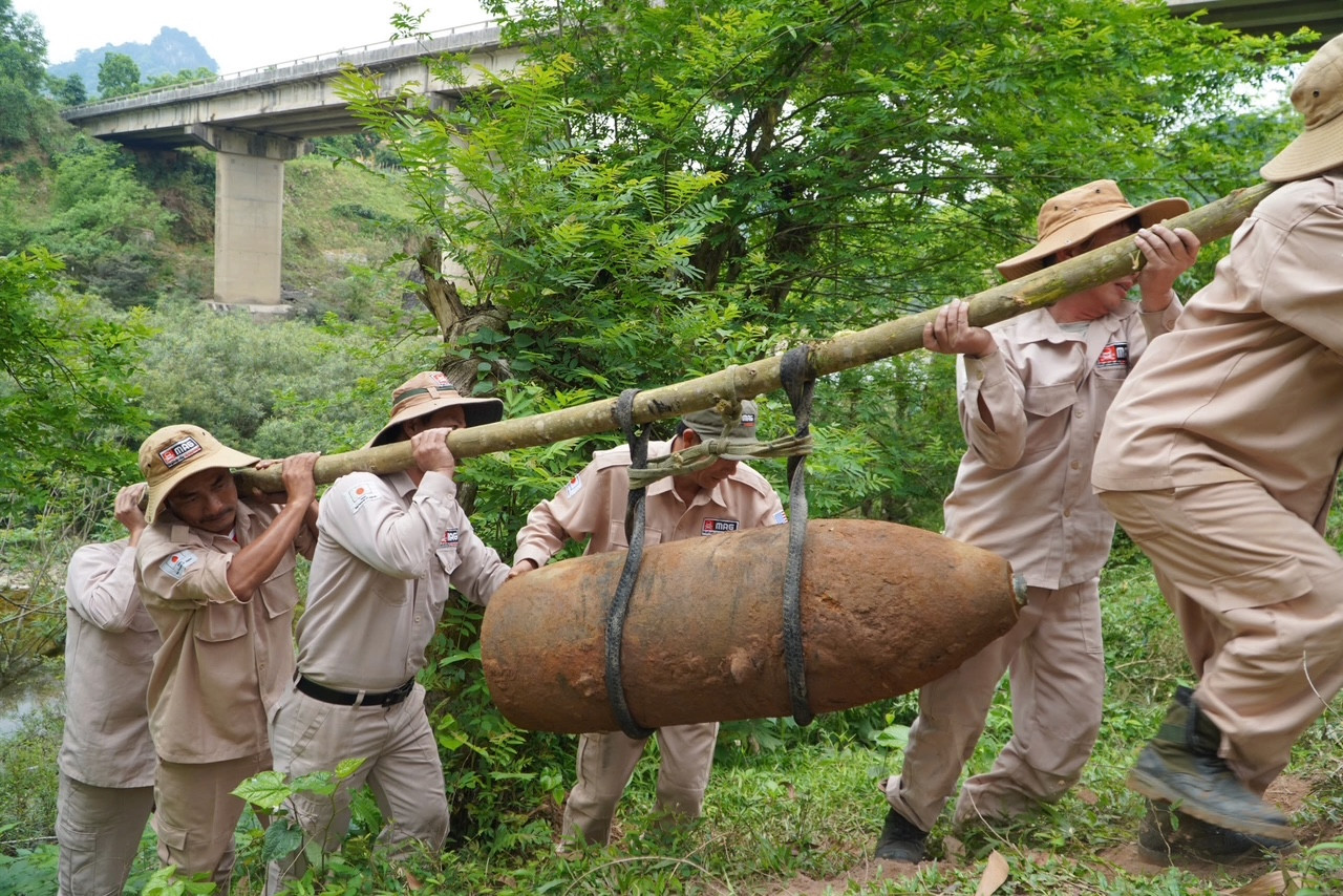 Đội xử lý bom mìn của MAG đã có mặt kịp thời để xử lí quả bom "khủng" này. Đội xử lý bom mìn của MAG đã có mặt kịp thời để xử lí quả bom "khủng" này.