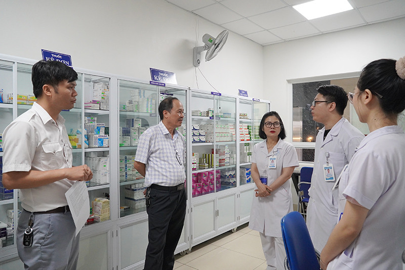 Đoàn kiểm tra tại một bệnh viện trên địa bàn.