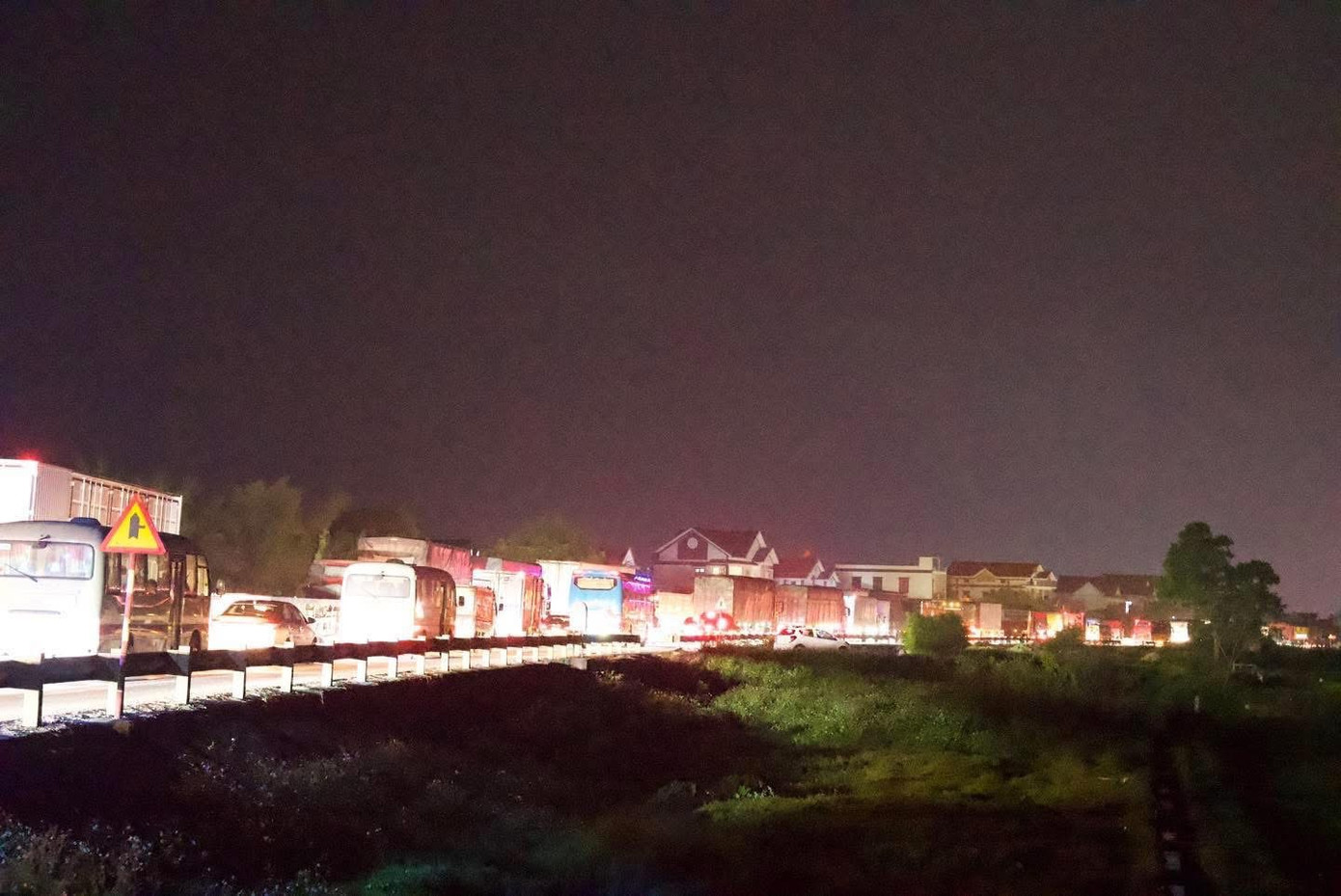 QL1A đoạn 2 đầu cầu Gianh ách tắc nhiều giờ. QL1A đoạn 2 đầu cầu Gianh ách tắc nhiều giờ.