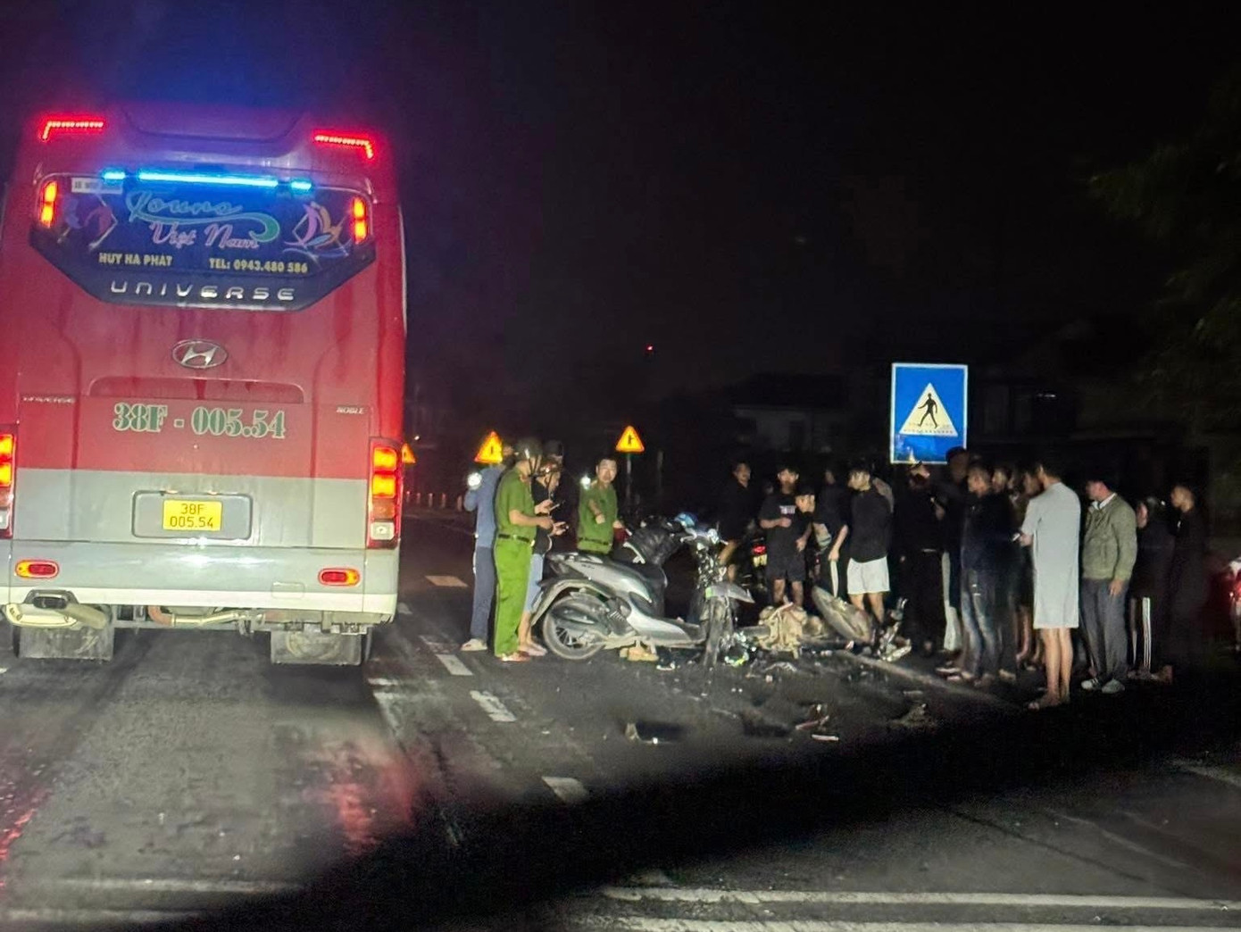 Cơ quan chức năng có mặt tại hiện trường để điều tiết giao thông và điều tra nguyên nhân vụ tai nạn.