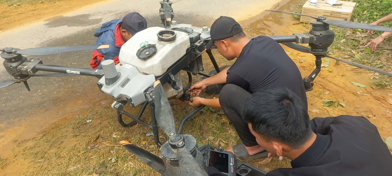 Dùng máy bay không người lái phun thuốc thử nghiệm. Dùng máy bay không người lái phun thuốc thử nghiệm.