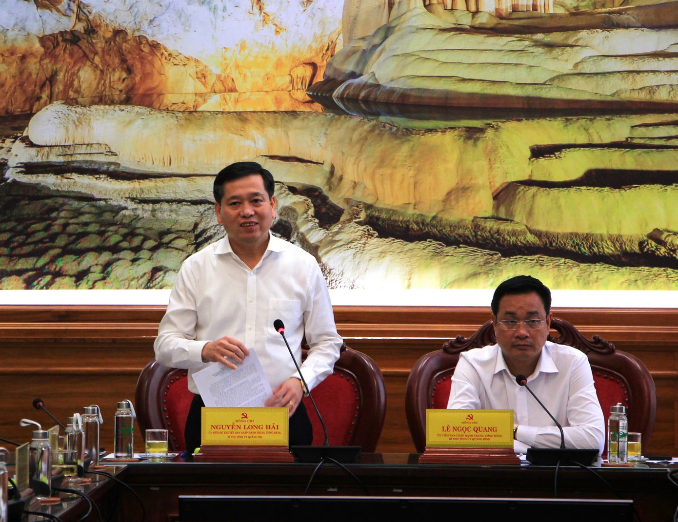 Bí thư tỉnh Uỷ Quảng Trị đồng chủ trì hội nghị. Bí thư tỉnh Uỷ Quảng Trị đồng chủ trì hội nghị.