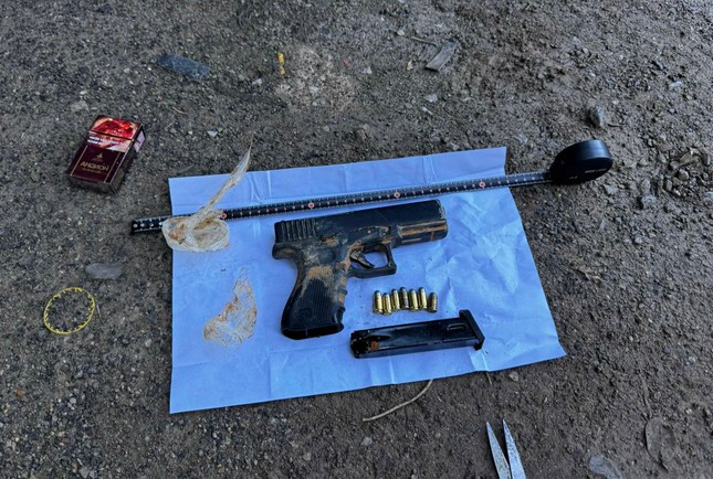 Nguyễn Xuân Huyên cùng tang vật là ma tuý và súng quân dụng tại thời điểm bị bắt. Nguyễn Xuân Huyên cùng tang vật là ma tuý và súng quân dụng tại thời điểm bị bắt.