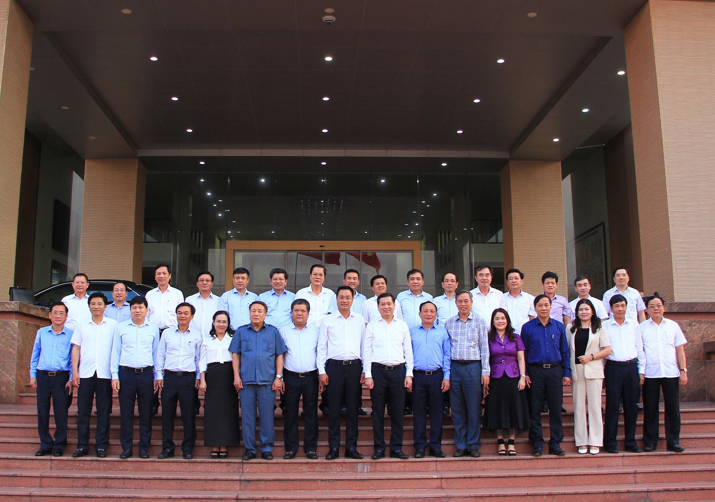 Ban Thường vụ hai tỉnh Quảng Bình và Quảng Trị chụp ảnh lưu niệm. Ban Thường vụ hai tỉnh Quảng Bình và Quảng Trị chụp ảnh lưu niệm.