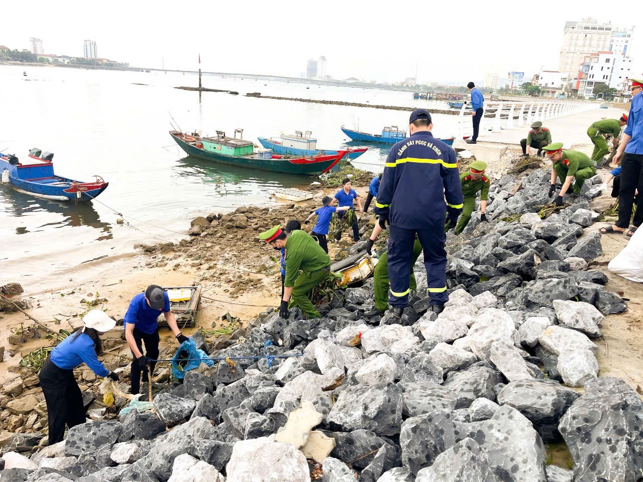 Tại TP. Đồng Hới, lực lượng tình nguyện tập trung làm sạch bãi biển Nhật Lệ và Bảo Ninh.