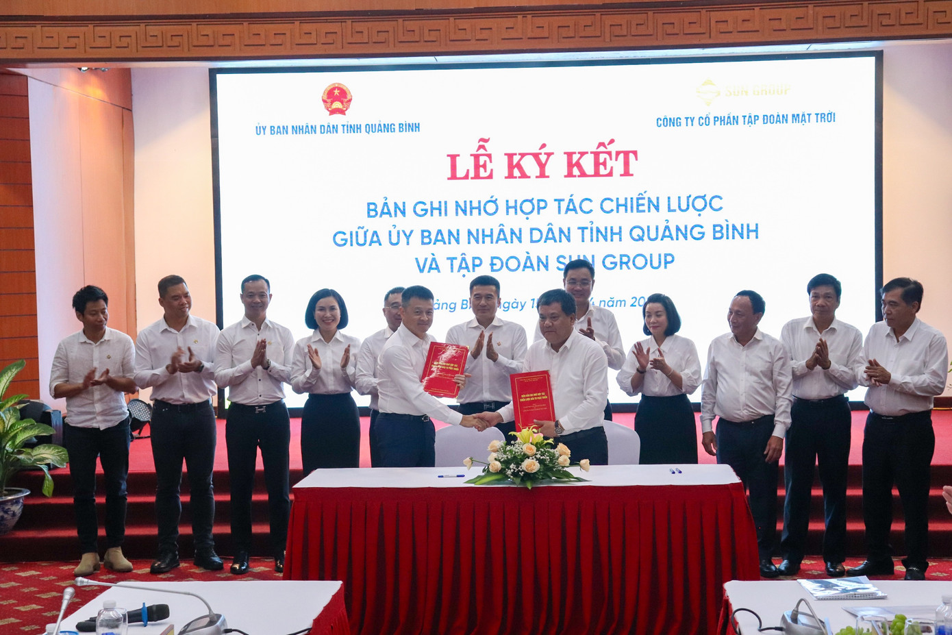 Lãnh đạo tỉnh Quảng Bình và Tập đoàn Sun Group trao bản ghi nhớ hợp tác. Lãnh đạo tỉnh Quảng Bình và Tập đoàn Sun Group trao bản ghi nhớ hợp tác.