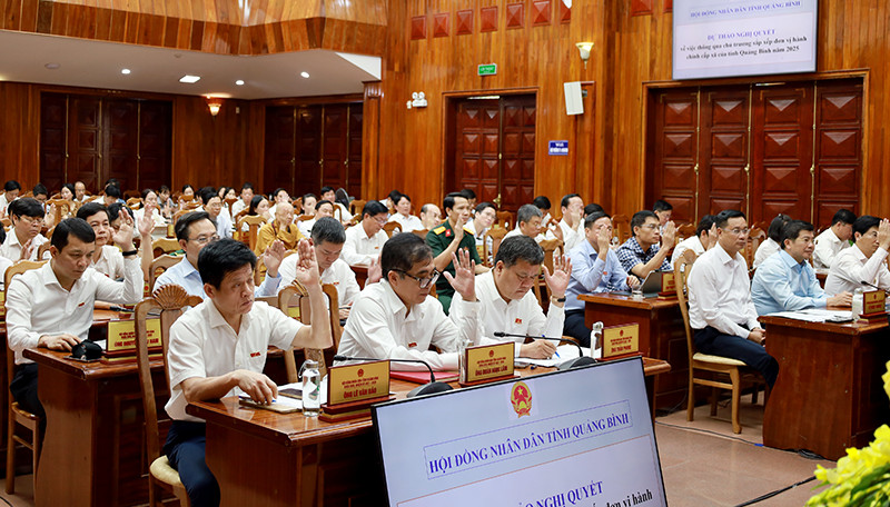 Các đại biểu HĐND tỉnh Quảng Bình thông qua nghị quyết. Các đại biểu HĐND tỉnh Quảng Bình thông qua nghị quyết.