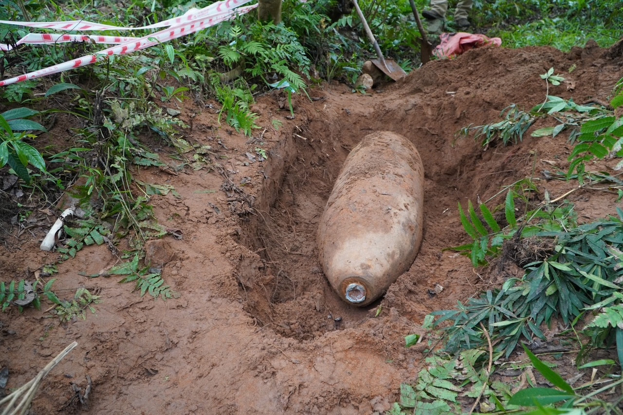 Đây không phải là lần đầu tiên ông Huy phát hiện bom trong vùng mình sinh sống. Đây không phải là lần đầu tiên ông Huy phát hiện bom trong vùng mình sinh sống.