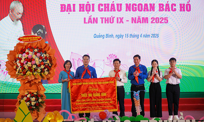 Lãnh đạo tỉnh Quảng Bình tặng bức trướng chúc mừng đại hội.