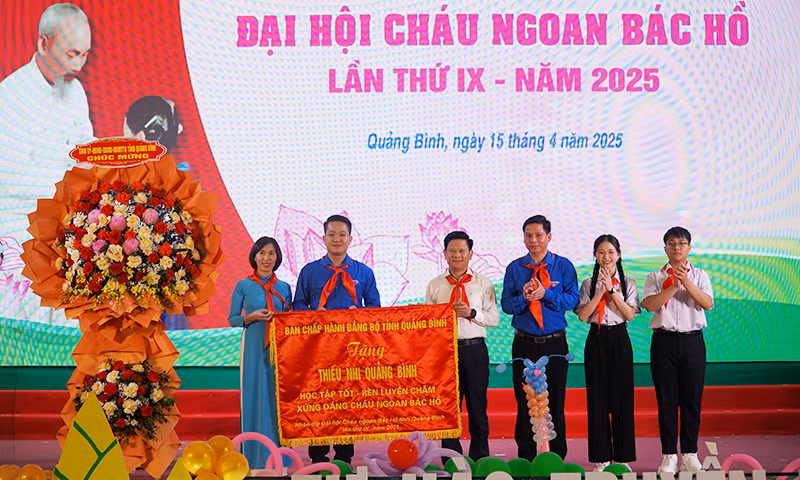 Lãnh đạo tỉnh Quảng Bình tặng bức trướng chúc mừng đại hội. Lãnh đạo tỉnh Quảng Bình tặng bức trướng chúc mừng đại hội.