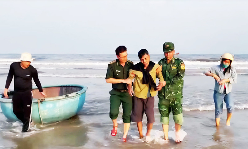 Bộ đội Biên phòng tiếp nhận ngư dân gặp nạn. Bộ đội Biên phòng tiếp nhận ngư dân gặp nạn.