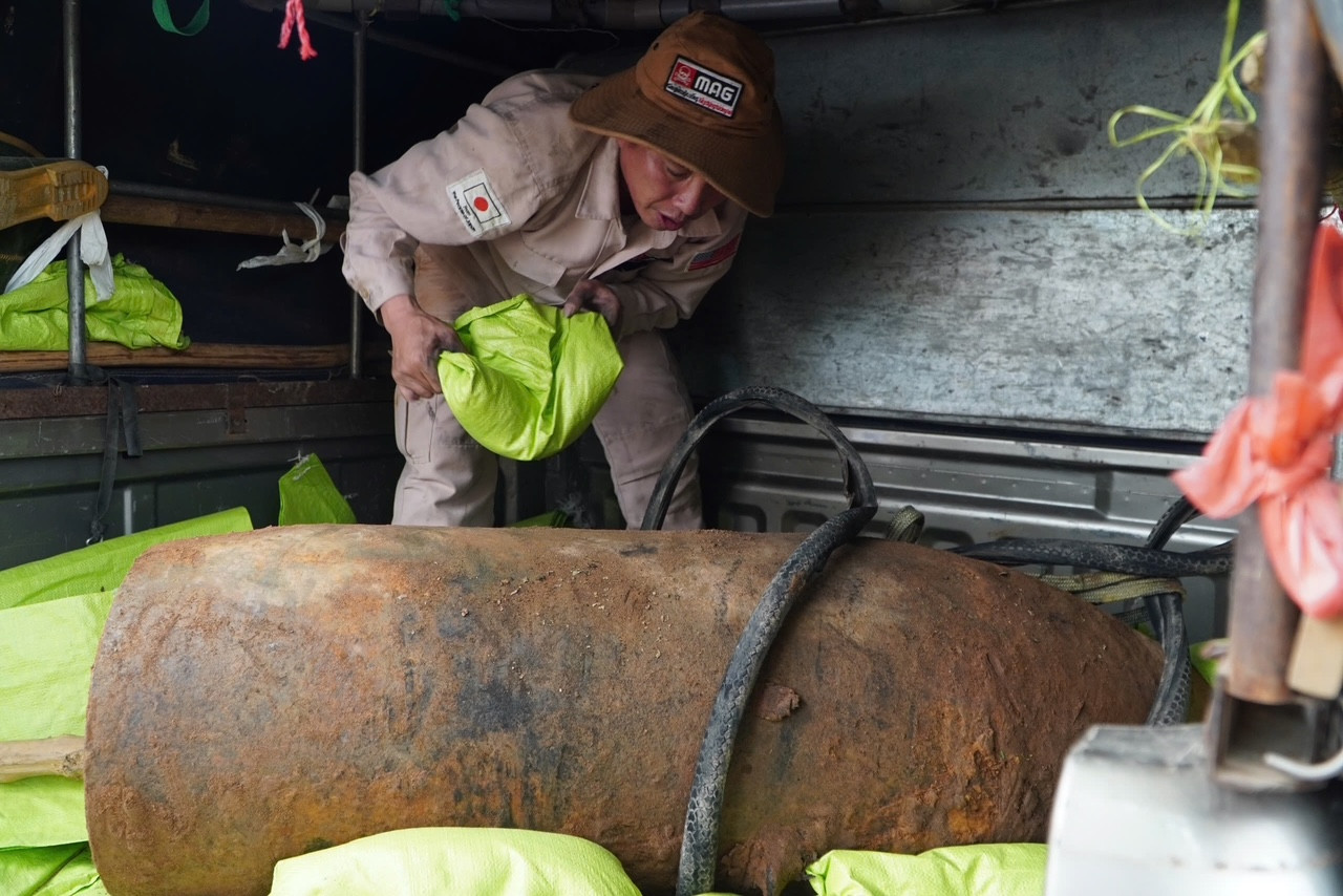 Quả bom được đưa lên xe để đưa về khu vực hủy nổ. Quả bom được đưa lên xe để đưa về khu vực hủy nổ.