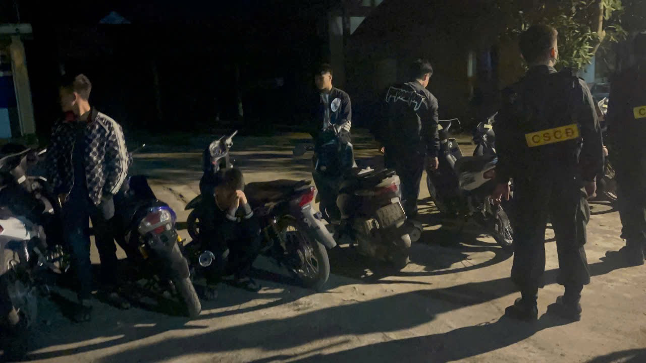 Nhóm thanh niên bị xử lí hàng loạt lỗi vi phạm.