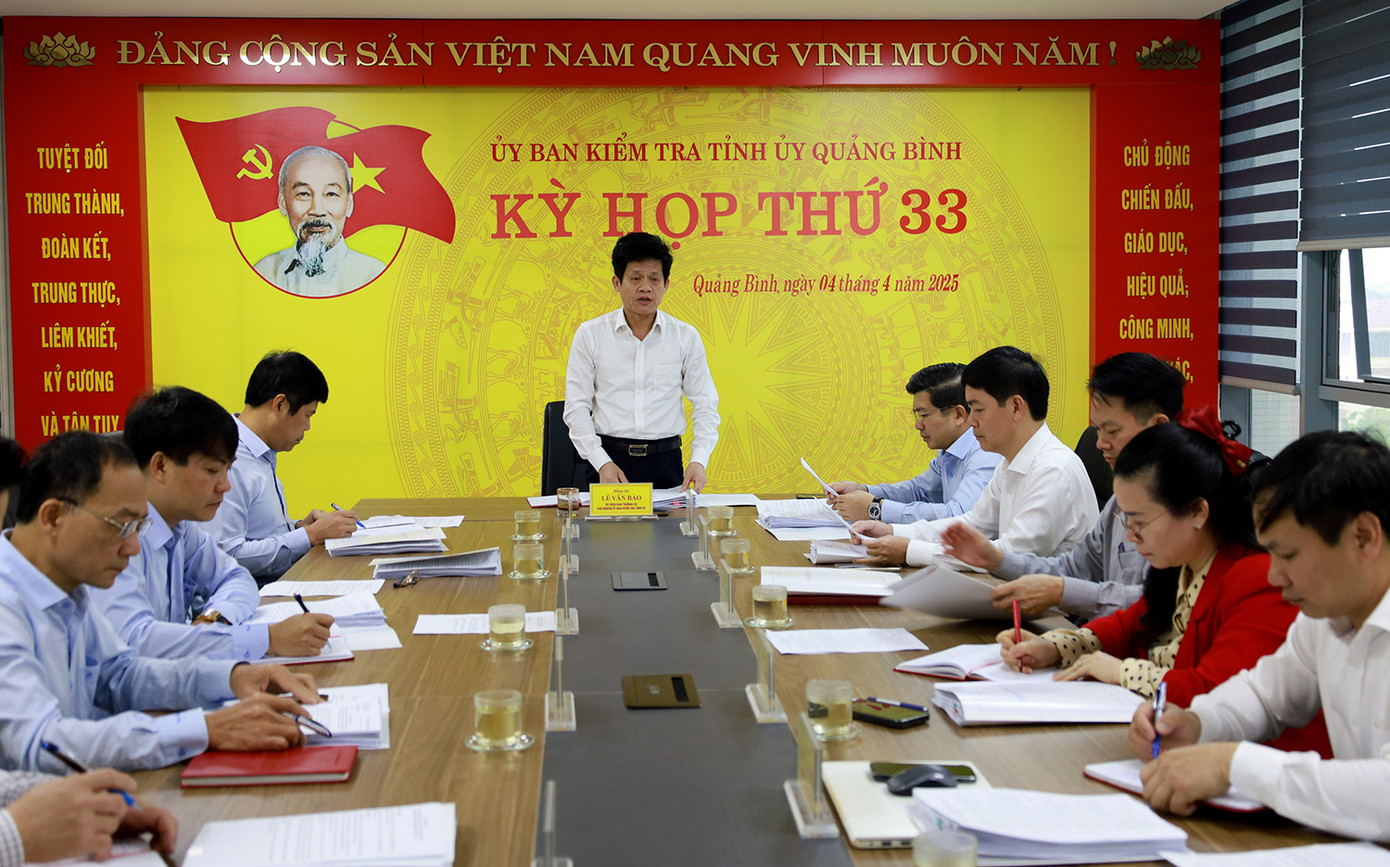 Ông Lê Văn Bảo, Chủ nhiệm UBKT tỉnh Uỷ Quảng Bình chủ trì phiên họp. Ông Lê Văn Bảo, Chủ nhiệm UBKT tỉnh Uỷ Quảng Bình chủ trì phiên họp.