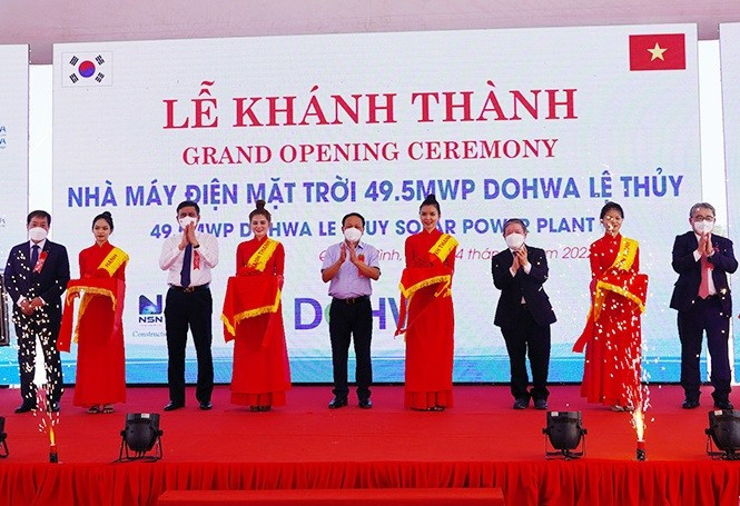 Nhà máy điện mặt trời Dohwa (Lệ Thuỷ, Quảng Bình) khánh thành năm 2022. Nhà máy điện mặt trời Dohwa (Lệ Thuỷ, Quảng Bình) khánh thành năm 2022.