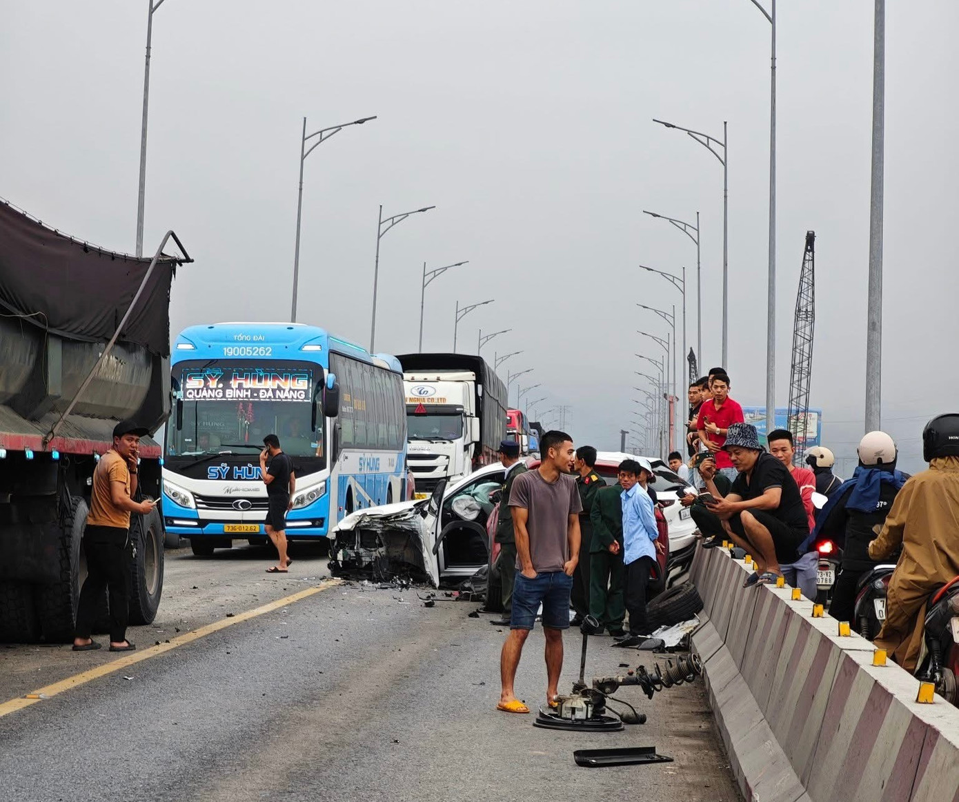 Vụ tai nạn trên cầu Gianh do vượt ẩu. Vụ tai nạn trên cầu Gianh do vượt ẩu.