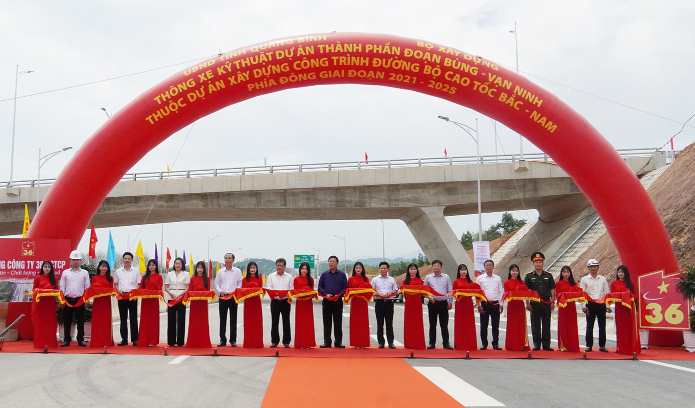 Bộ trưởng Bộ Xây dựng và Chủ tịch UBND tỉnh Quảng Bình cùng các đại biểu cắt băng khánh thành. Bộ trưởng Bộ Xây dựng và Chủ tịch UBND tỉnh Quảng Bình cùng các đại biểu cắt băng khánh thành.