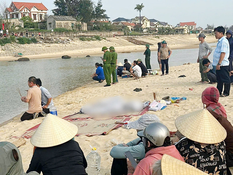 Sau hơn 14 giờ đồng hồ mới tìm thấy thi thể của 2 em gần nơi xảy ra đuối nước. Sau hơn 14 giờ đồng hồ mới tìm thấy thi thể của 2 em gần nơi xảy ra đuối nước.